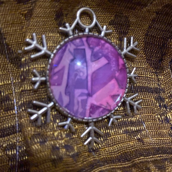 Whimsical Snowflake Silvertone Pendant w Original Alcohol Ink Art Under Glass - Picture 3 of 5